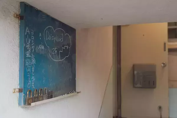 「【築74年・家賃1万円の団地】占い師・探偵・ブックカフェ店主…大家負担でDIYし放題、部屋も住人もクセが強すぎる！ 福岡「門司港1950団地」渋沢プロジェクト」の画像