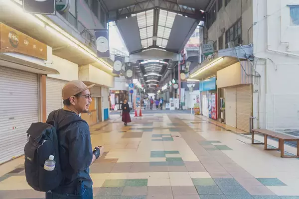 「【築74年・家賃1万円の団地】占い師・探偵・ブックカフェ店主…大家負担でDIYし放題、部屋も住人もクセが強すぎる！ 福岡「門司港1950団地」渋沢プロジェクト」の画像