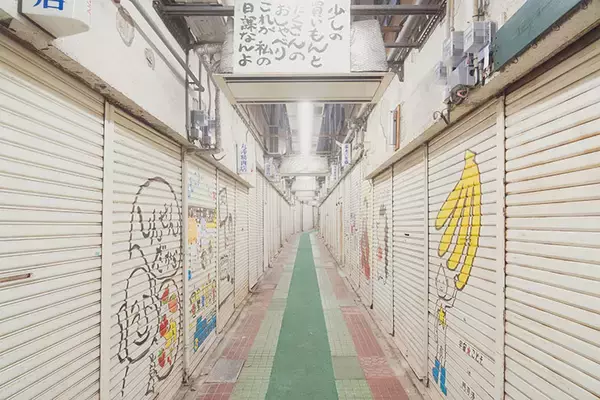 「【築74年・家賃1万円の団地】占い師・探偵・ブックカフェ店主…大家負担でDIYし放題、部屋も住人もクセが強すぎる！ 福岡「門司港1950団地」渋沢プロジェクト」の画像