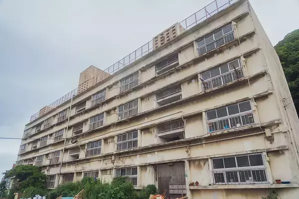 「【築74年・家賃1万円の団地】占い師・探偵・ブックカフェ店主…大家負担でDIYし放題、部屋も住人もクセが強すぎる！ 福岡「門司港1950団地」渋沢プロジェクト」の画像