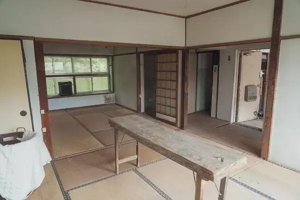 「【築74年・家賃1万円の団地】占い師・探偵・ブックカフェ店主…大家負担でDIYし放題、部屋も住人もクセが強すぎる！ 福岡「門司港1950団地」渋沢プロジェクト」の画像