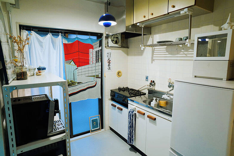 広い家へ引越す、は古い？ 近所にもう1部屋借りる「近距離2拠点」という選択肢。8畳1Kがリノベで最高の仕事場に！ イラストレーター・てらいまきさんに聞く