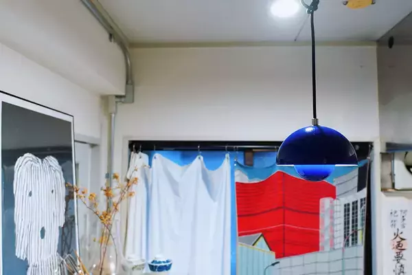 「広い家へ引越す、は古い？ 近所にもう1部屋借りる「近距離2拠点」という選択肢。8畳1Kがリノベで最高の仕事場に！ イラストレーター・てらいまきさんに聞く」の画像