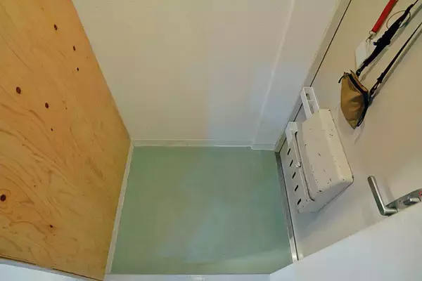 「広い家へ引越す、は古い？ 近所にもう1部屋借りる「近距離2拠点」という選択肢。8畳1Kがリノベで最高の仕事場に！ イラストレーター・てらいまきさんに聞く」の画像