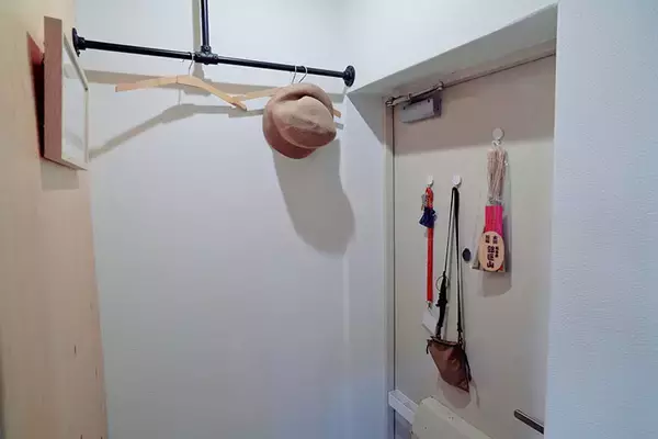 「広い家へ引越す、は古い？ 近所にもう1部屋借りる「近距離2拠点」という選択肢。8畳1Kがリノベで最高の仕事場に！ イラストレーター・てらいまきさんに聞く」の画像