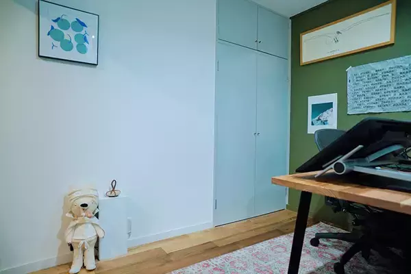 「広い家へ引越す、は古い？ 近所にもう1部屋借りる「近距離2拠点」という選択肢。8畳1Kがリノベで最高の仕事場に！ イラストレーター・てらいまきさんに聞く」の画像