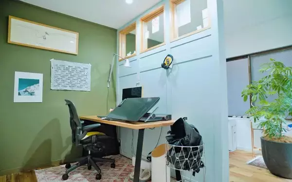 「広い家へ引越す、は古い？ 近所にもう1部屋借りる「近距離2拠点」という選択肢。8畳1Kがリノベで最高の仕事場に！ イラストレーター・てらいまきさんに聞く」の画像