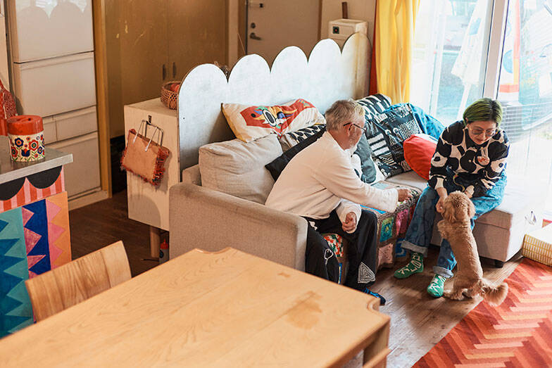 50代夫妻、築50年超の自宅をカラフルにDIY！ 仲間達と一緒に「老後も人が集まる場所」づくり楽しむ　千葉・市川市