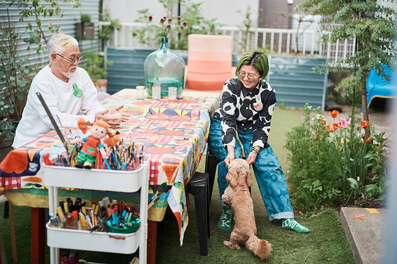 50代夫妻、築50年超の自宅をカラフルにDIY！ 仲間達と一緒に「老後も人が集まる場所」づくり楽しむ　千葉・市川市