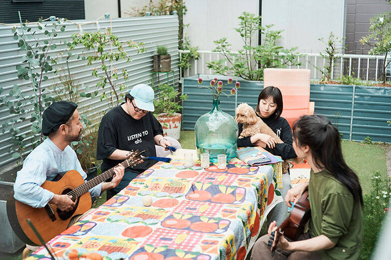 50代夫妻、築50年超の自宅をカラフルにDIY！ 仲間達と一緒に「老後も人が集まる場所」づくり楽しむ　千葉・市川市