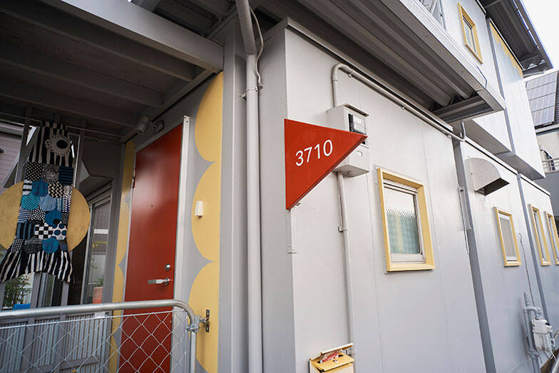 50代夫妻、築50年超の自宅をカラフルにDIY！ 仲間達と一緒に「老後も人が集まる場所」づくり楽しむ　千葉・市川市