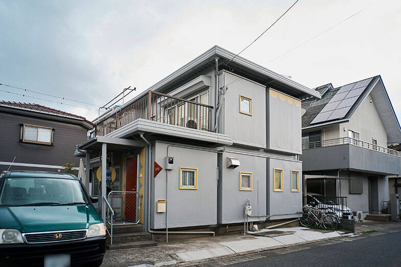 50代夫妻、築50年超の自宅をカラフルにDIY！ 仲間達と一緒に「老後も人が集まる場所」づくり楽しむ　千葉・市川市