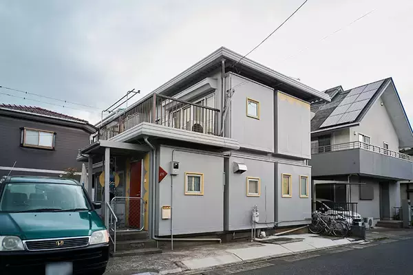 「50代夫妻、築50年超の自宅をカラフルにDIY！ 仲間達と一緒に「老後も人が集まる場所」づくり楽しむ　千葉・市川市」の画像