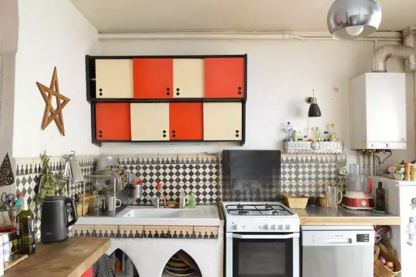 「パリ郊外の古い一戸建てを大改造しモロッコ空間に！緑いっぱいサンルームでガーデンパーティも　パリの暮らしとインテリア[15]」の画像