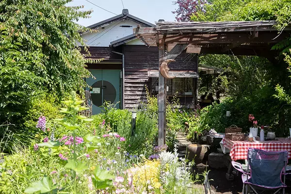 「東京の個人宅、1000坪の「秘密の花園」をいつでも公開！ 親子3世代でつなぐ庭の日常にベーカリーカフェも　森田オープンガーデン・小平市」の画像