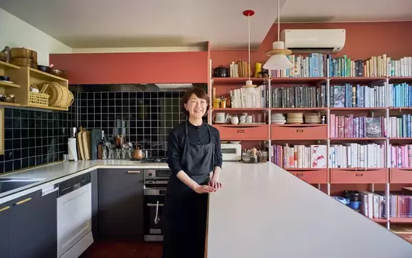 【料理家のキッチン】小堀紀代美さんの築50年・一戸建てリノベ。がんばらない収納術＆「我が家の特製」丸ごと肉じゃがレシピも公開