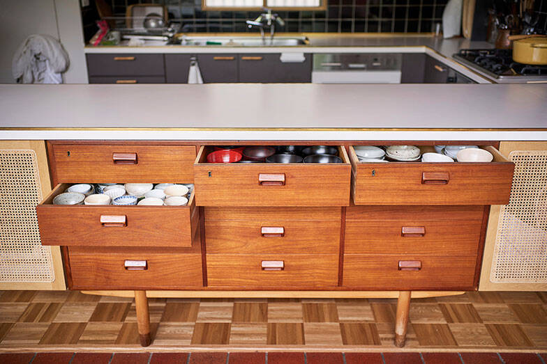 【料理家のキッチン】小堀紀代美さんの築50年・一戸建てリノベ。がんばらない収納術＆「我が家の特製」丸ごと肉じゃがレシピも公開