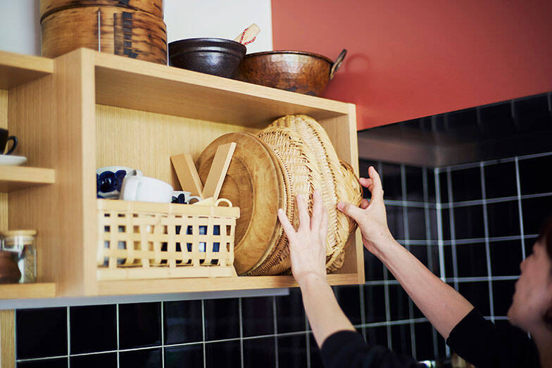 【料理家のキッチン】小堀紀代美さんの築50年・一戸建てリノベ。がんばらない収納術＆「我が家の特製」丸ごと肉じゃがレシピも公開