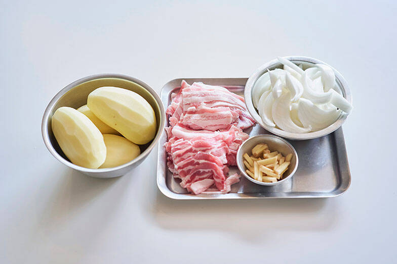 【料理家のキッチン】小堀紀代美さんの築50年・一戸建てリノベ。がんばらない収納術＆「我が家の特製」丸ごと肉じゃがレシピも公開