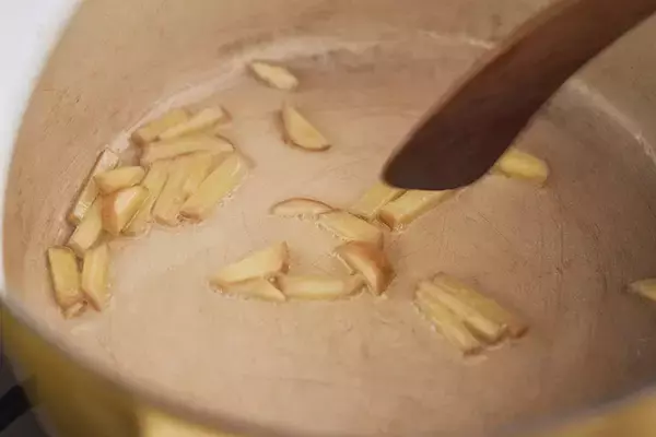 「【料理家のキッチン】小堀紀代美さんの築50年・一戸建てリノベ。がんばらない収納術＆「我が家の特製」丸ごと肉じゃがレシピも公開」の画像