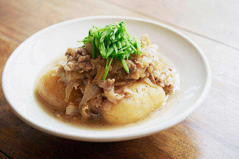 【料理家のキッチン】小堀紀代美さんの築50年・一戸建てリノベ。がんばらない収納術＆「我が家の特製」丸ごと肉じゃがレシピも公開