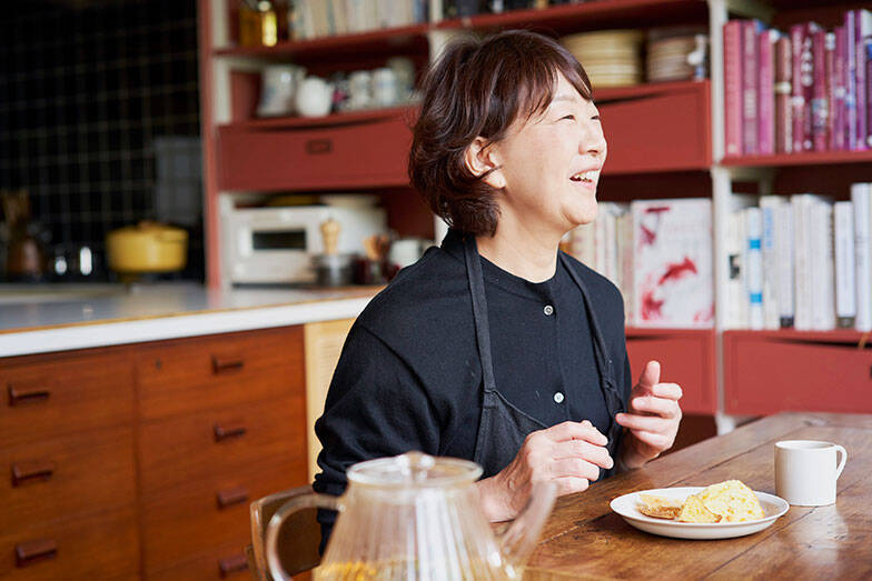 【料理家のキッチン】小堀紀代美さんの築50年・一戸建てリノベ。がんばらない収納術＆「我が家の特製」丸ごと肉じゃがレシピも公開