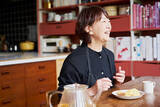 「【料理家のキッチン】小堀紀代美さんの築50年・一戸建てリノベ。がんばらない収納術＆「我が家の特製」丸ごと肉じゃがレシピも公開」の画像3
