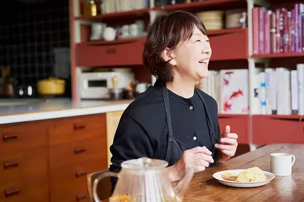 「【料理家のキッチン】小堀紀代美さんの築50年・一戸建てリノベ。がんばらない収納術＆「我が家の特製」丸ごと肉じゃがレシピも公開」の画像