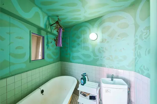 「「退去時の原状回復ゼロ」だから部屋中がアートになる、美大生熱狂のDIY賃貸アパート。大家「壁画描いてよ」“常識破り”で伝説へ　町田市「アップル＆サムシングエルス」」の画像