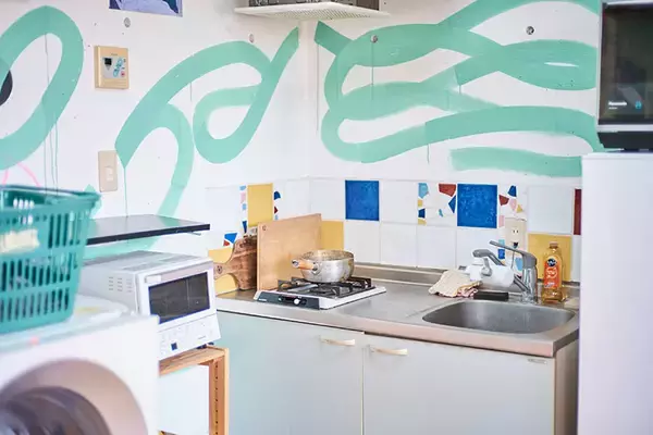 「「退去時の原状回復ゼロ」だから部屋中がアートになる、美大生熱狂のDIY賃貸アパート。大家「壁画描いてよ」“常識破り”で伝説へ　町田市「アップル＆サムシングエルス」」の画像