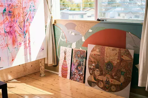 「「退去時の原状回復ゼロ」だから部屋中がアートになる、美大生熱狂のDIY賃貸アパート。大家「壁画描いてよ」“常識破り”で伝説へ　町田市「アップル＆サムシングエルス」」の画像