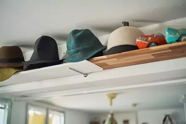 「「退去時の原状回復ゼロ」だから部屋中がアートになる、美大生熱狂のDIY賃貸アパート。大家「壁画描いてよ」“常識破り”で伝説へ　町田市「アップル＆サムシングエルス」」の画像