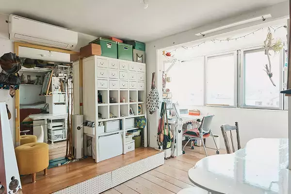 「「退去時の原状回復ゼロ」だから部屋中がアートになる、美大生熱狂のDIY賃貸アパート。大家「壁画描いてよ」“常識破り”で伝説へ　町田市「アップル＆サムシングエルス」」の画像