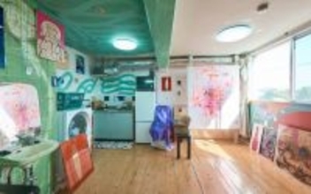 「退去時の原状回復ゼロ」だから部屋中がアートになる、美大生熱狂のDIY賃貸アパート。大家「壁画描いてよ」“常識破り”で伝説へ　町田市「アップル＆サムシングエルス」