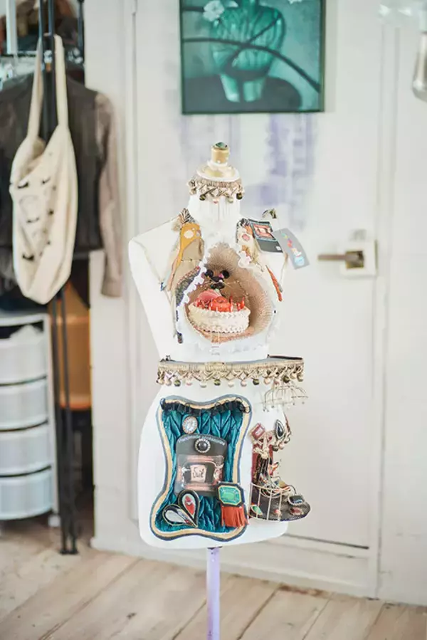 「「退去時の原状回復ゼロ」だから部屋中がアートになる、美大生熱狂のDIY賃貸アパート。大家「壁画描いてよ」“常識破り”で伝説へ　町田市「アップル＆サムシングエルス」」の画像