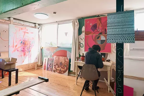 「「退去時の原状回復ゼロ」だから部屋中がアートになる、美大生熱狂のDIY賃貸アパート。大家「壁画描いてよ」“常識破り”で伝説へ　町田市「アップル＆サムシングエルス」」の画像