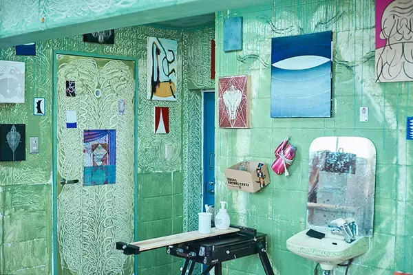 「「退去時の原状回復ゼロ」だから部屋中がアートになる、美大生熱狂のDIY賃貸アパート。大家「壁画描いてよ」“常識破り”で伝説へ　町田市「アップル＆サムシングエルス」」の画像