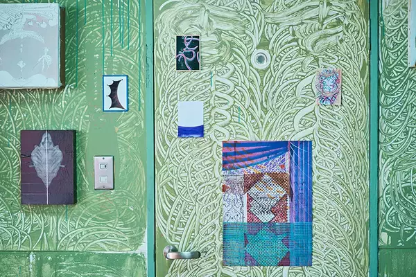 「「退去時の原状回復ゼロ」だから部屋中がアートになる、美大生熱狂のDIY賃貸アパート。大家「壁画描いてよ」“常識破り”で伝説へ　町田市「アップル＆サムシングエルス」」の画像