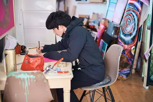 「「退去時の原状回復ゼロ」だから部屋中がアートになる、美大生熱狂のDIY賃貸アパート。大家「壁画描いてよ」“常識破り”で伝説へ　町田市「アップル＆サムシングエルス」」の画像