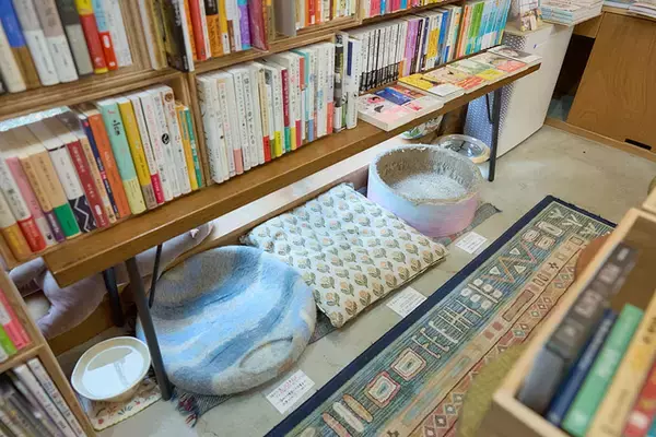 「「猫の本屋」中古一戸建てをリノベし8坪の自宅兼店舗に。”猫店員”が迎える住宅街のサードプレイス、保護猫活動も　三軒茶屋「Cat's Meow Books（キャッツミャウブックス）」」の画像