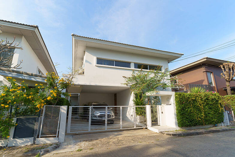 タイならでは塀囲みのまち「ゲーテッド・コミュニティ」って？ クリエイターカップルがリノベ＆増築したおしゃれなおうちにおじゃまします　