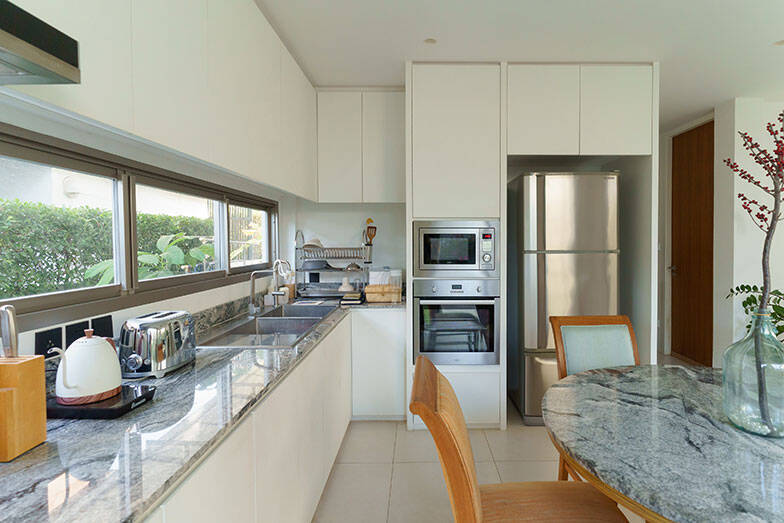 タイならでは塀囲みのまち「ゲーテッド・コミュニティ」って？ クリエイターカップルがリノベ＆増築したおしゃれなおうちにおじゃまします　