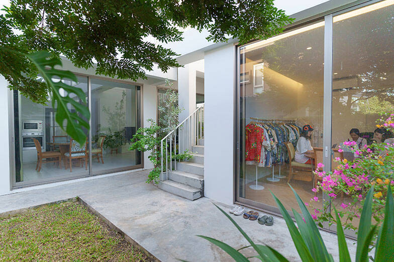 タイならでは塀囲みのまち「ゲーテッド・コミュニティ」って？ クリエイターカップルがリノベ＆増築したおしゃれなおうちにおじゃまします　