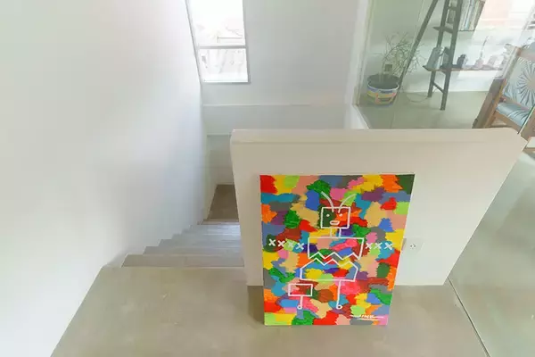 「タイならでは塀囲みのまち「ゲーテッド・コミュニティ」って？ クリエイターカップルがリノベ＆増築したおしゃれなおうちにおじゃまします　」の画像