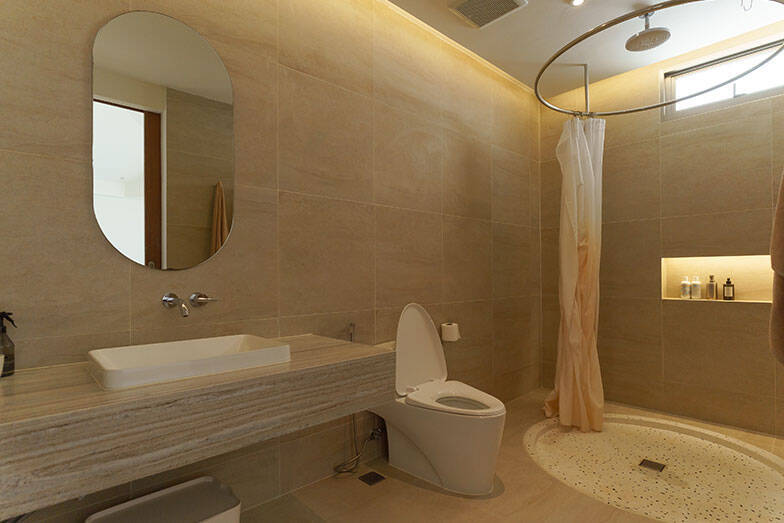 タイならでは塀囲みのまち「ゲーテッド・コミュニティ」って？ クリエイターカップルがリノベ＆増築したおしゃれなおうちにおじゃまします　