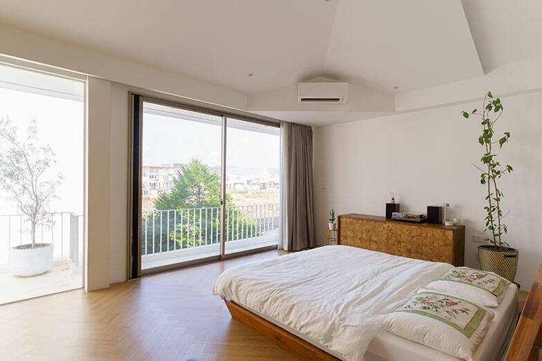 タイならでは塀囲みのまち「ゲーテッド・コミュニティ」って？ クリエイターカップルがリノベ＆増築したおしゃれなおうちにおじゃまします　