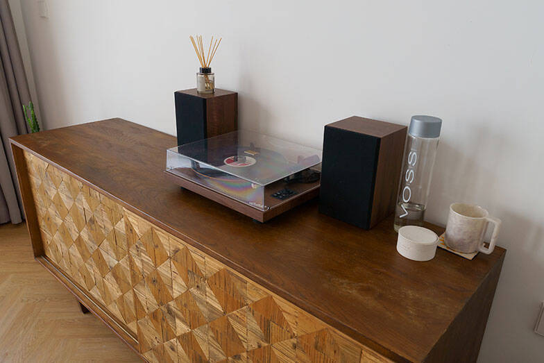 タイならでは塀囲みのまち「ゲーテッド・コミュニティ」って？ クリエイターカップルがリノベ＆増築したおしゃれなおうちにおじゃまします　