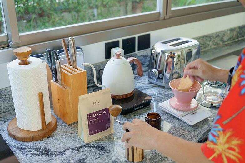 タイならでは塀囲みのまち「ゲーテッド・コミュニティ」って？ クリエイターカップルがリノベ＆増築したおしゃれなおうちにおじゃまします　