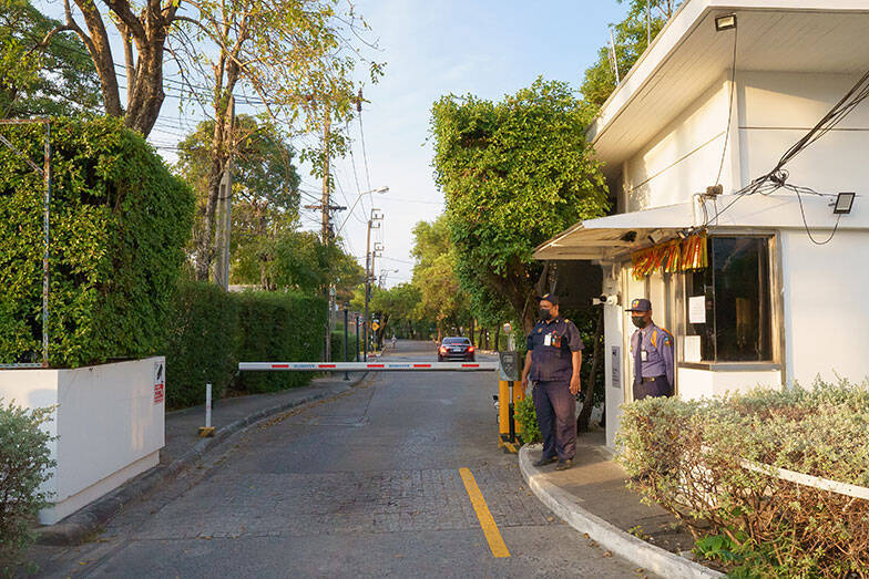 タイならでは塀囲みのまち「ゲーテッド・コミュニティ」って？ クリエイターカップルがリノベ＆増築したおしゃれなおうちにおじゃまします　