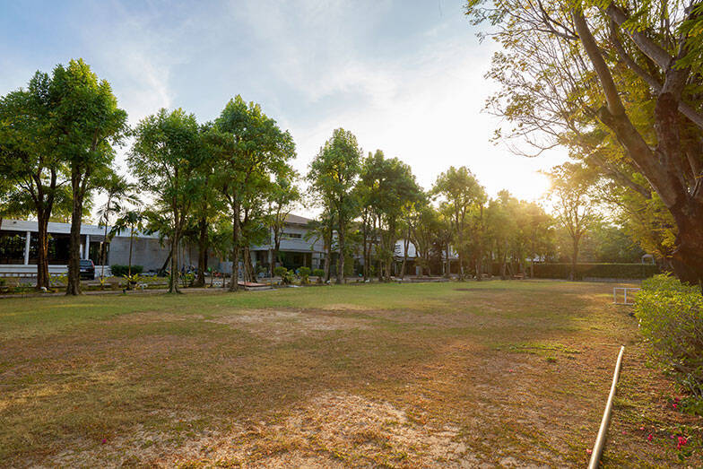 タイならでは塀囲みのまち「ゲーテッド・コミュニティ」って？ クリエイターカップルがリノベ＆増築したおしゃれなおうちにおじゃまします　